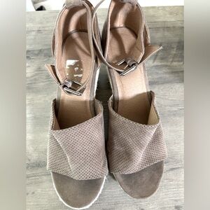 Attention Ellia tan color espadrille open toe wedge sandals size 10.